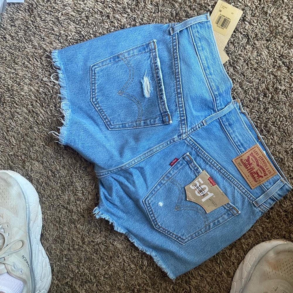 Levi Shorts - Picture 3 of 3